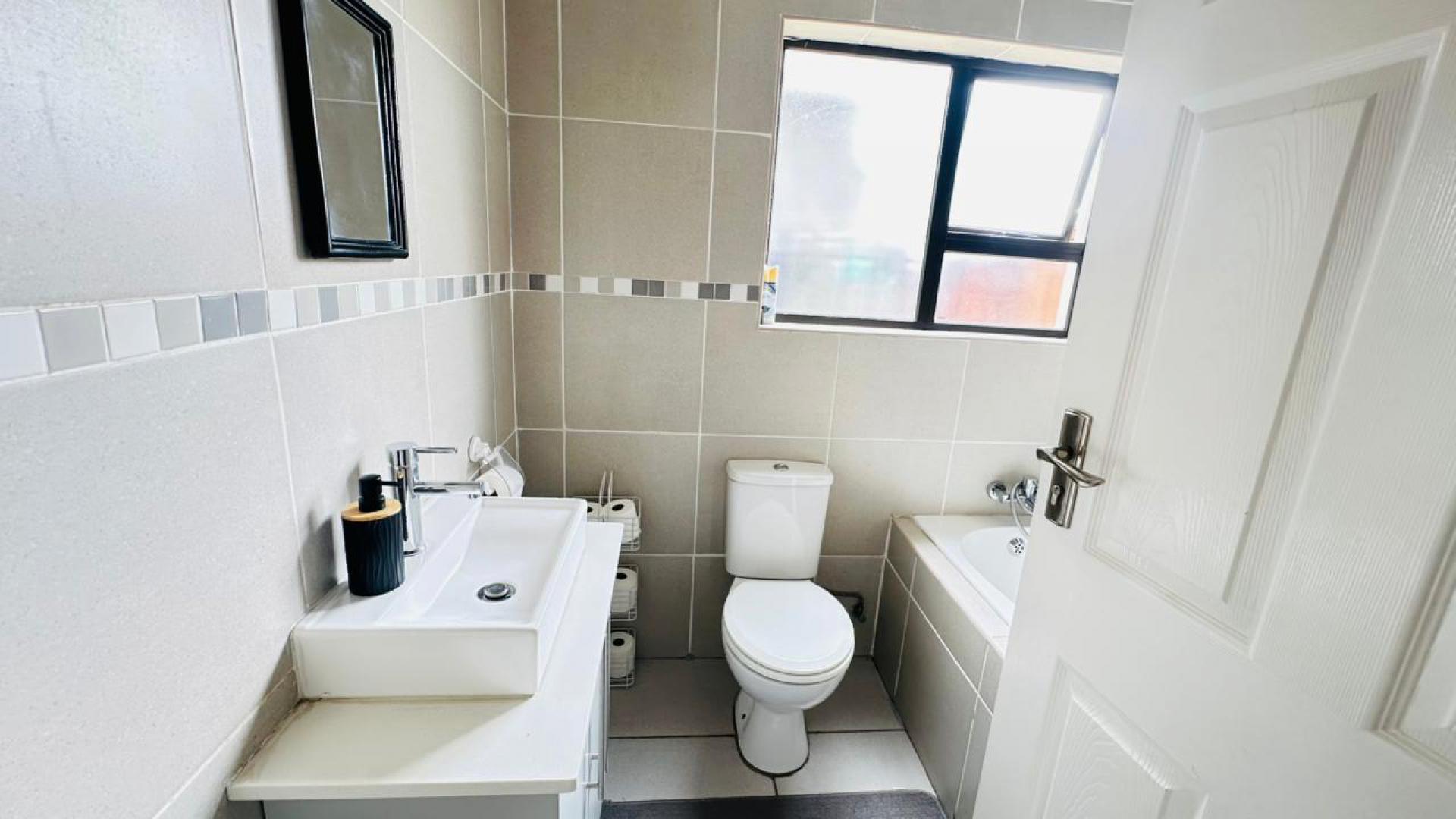 Bathroom 1 of property in Bloemspruit