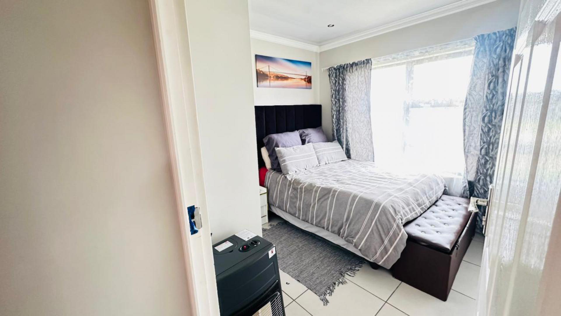 Bed Room 1 of property in Bloemspruit