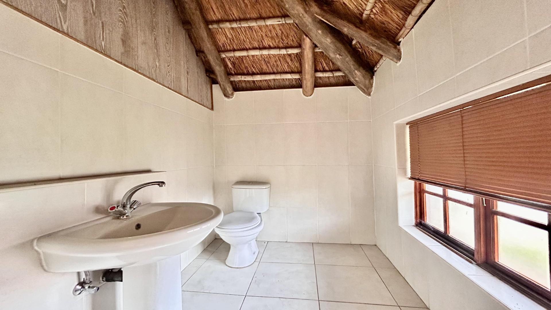 Bathroom 3+ - 4 square meters of property in Melodie