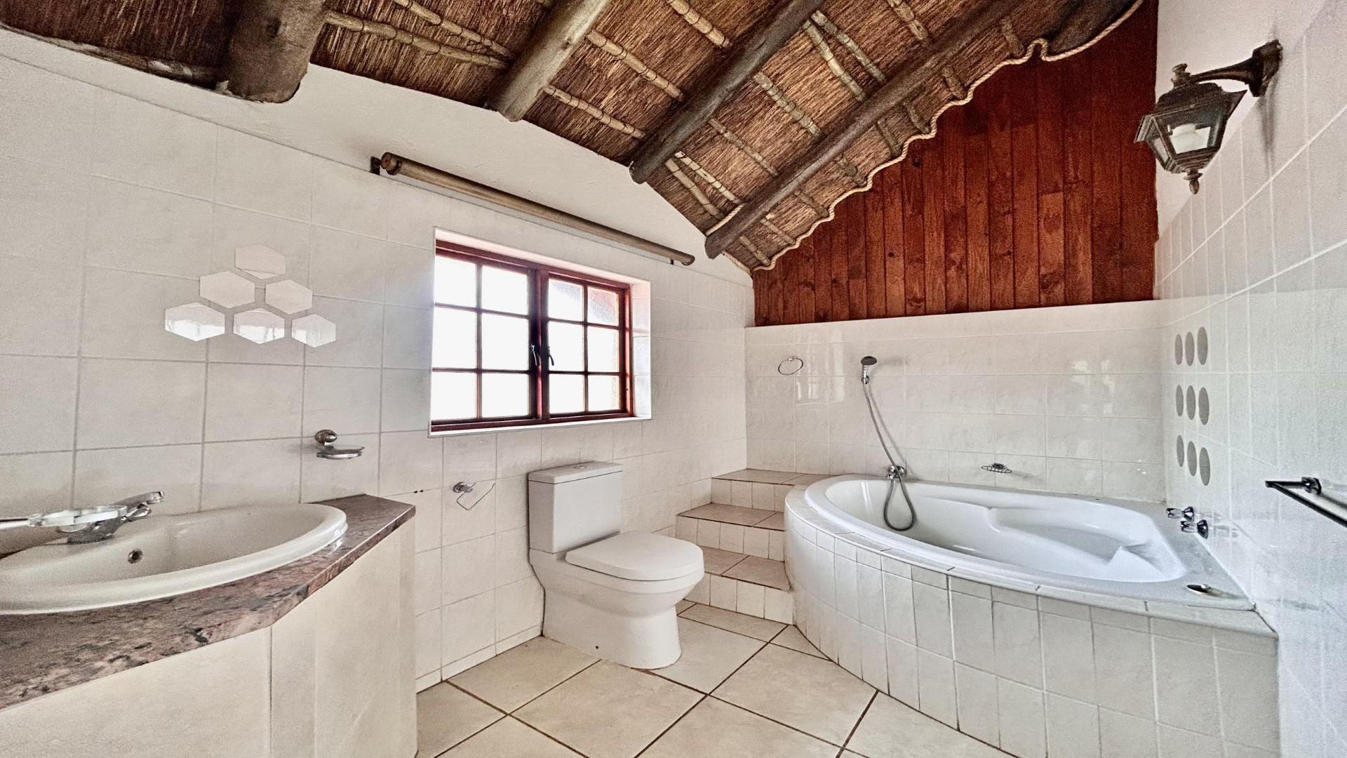 Main Bathroom - 7 square meters of property in Melodie