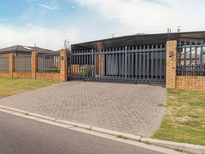 4 Bedroom House for Sale For Sale in Brackenfell - MR694663