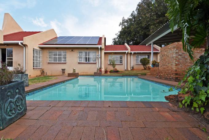 4 Bedroom House for Sale For Sale in Weltevreden Park - MR694676
