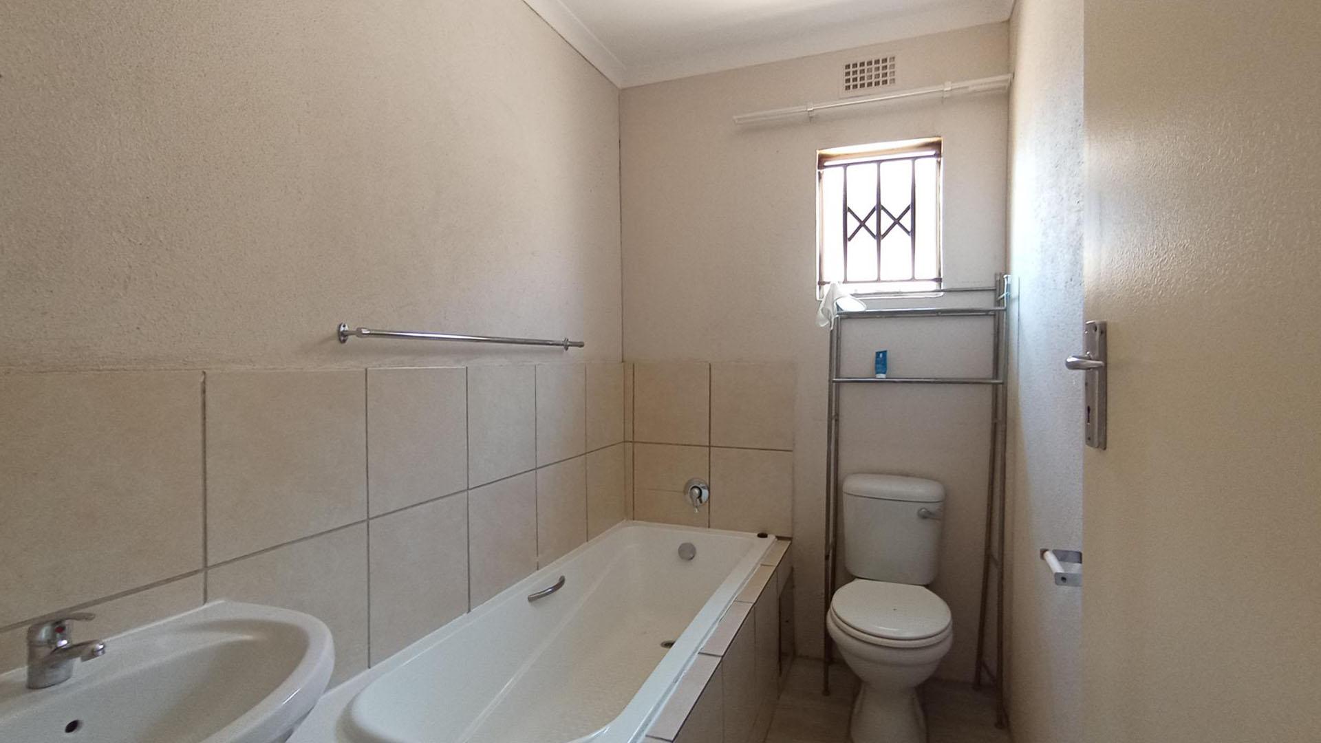Bathroom 1 - 4 square meters of property in Rosslyn