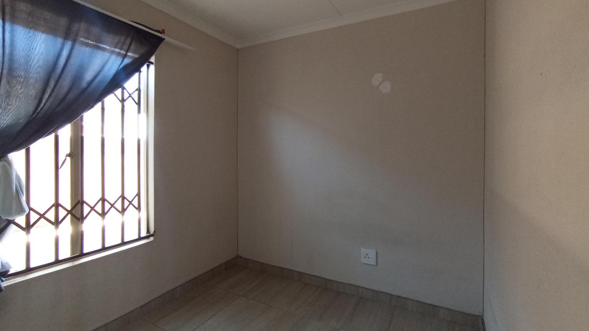 Bed Room 2 - 7 square meters of property in Rosslyn