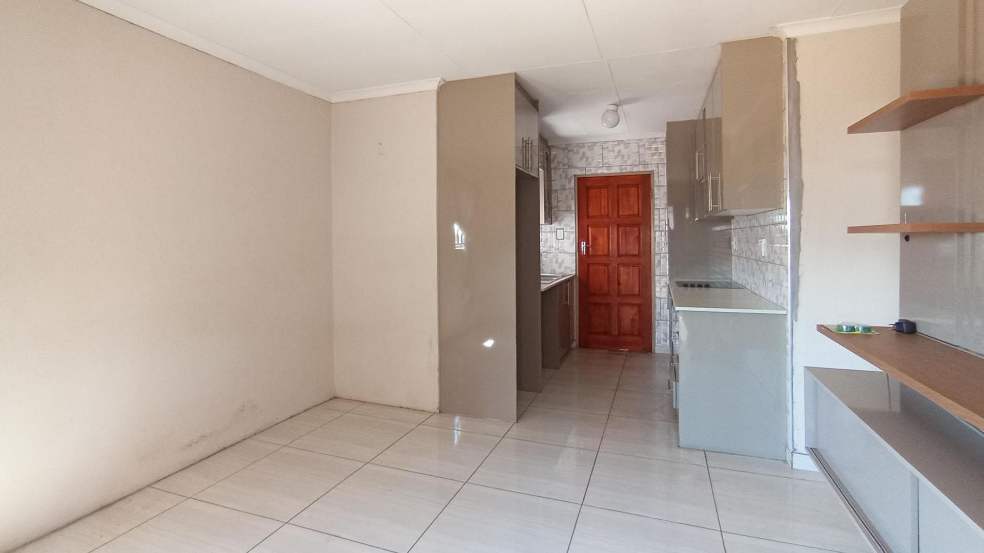 Lounges - 12 square meters of property in Rosslyn