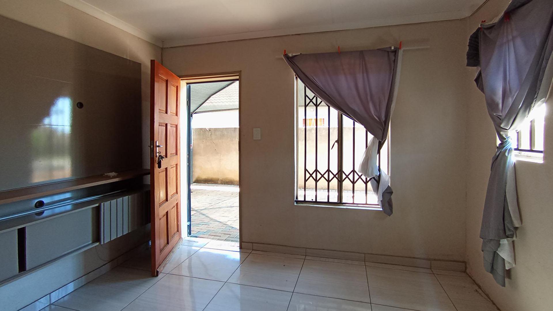 Lounges - 12 square meters of property in Rosslyn