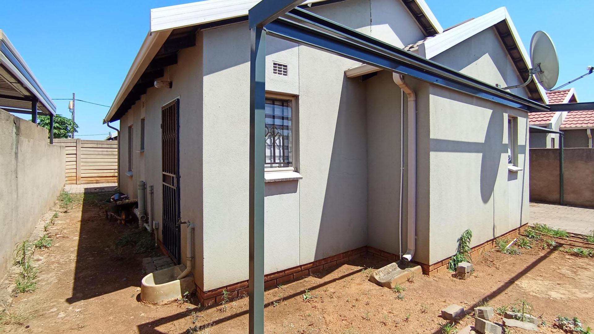 Front View of property in Rosslyn