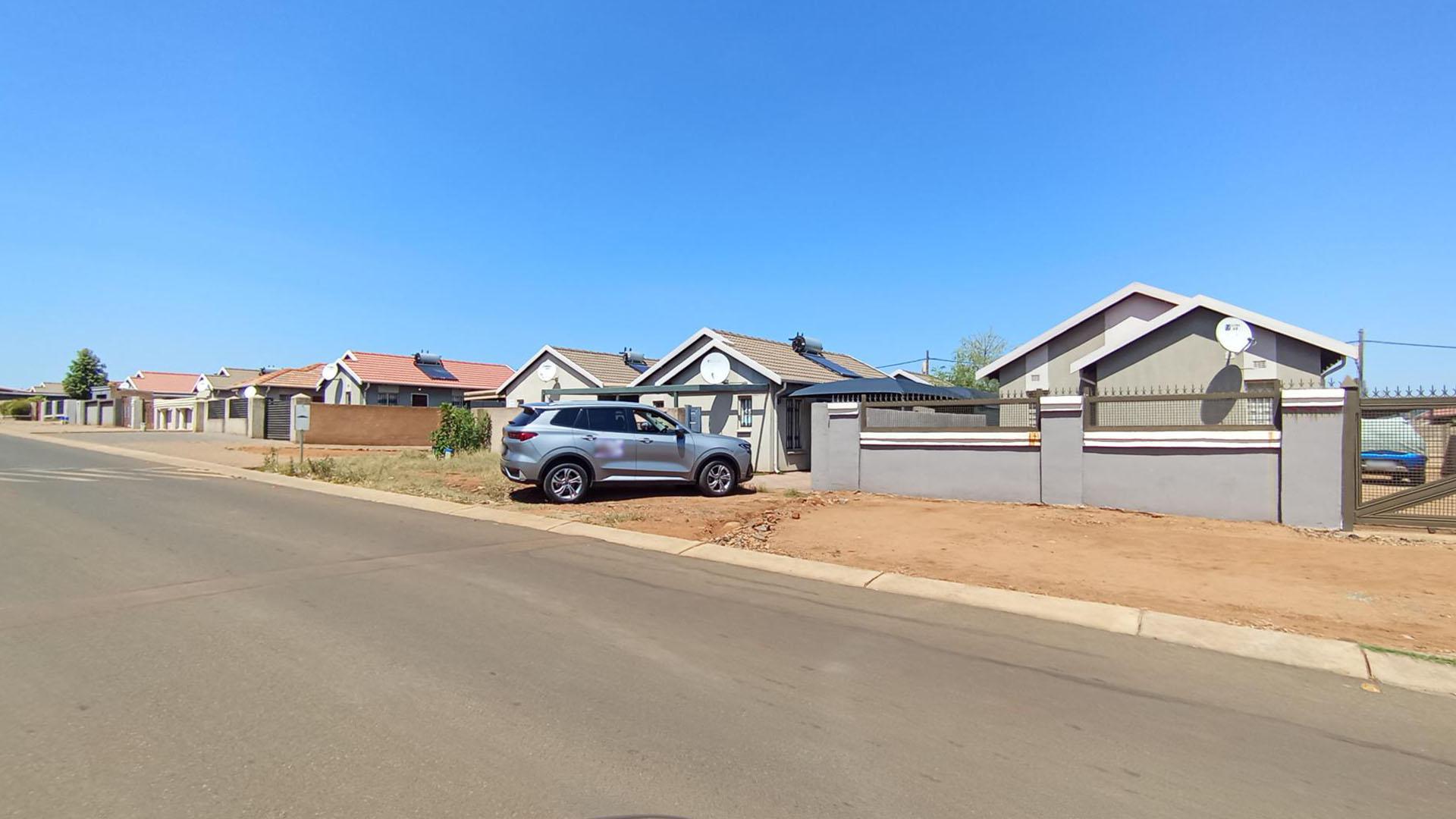 Front View of property in Rosslyn