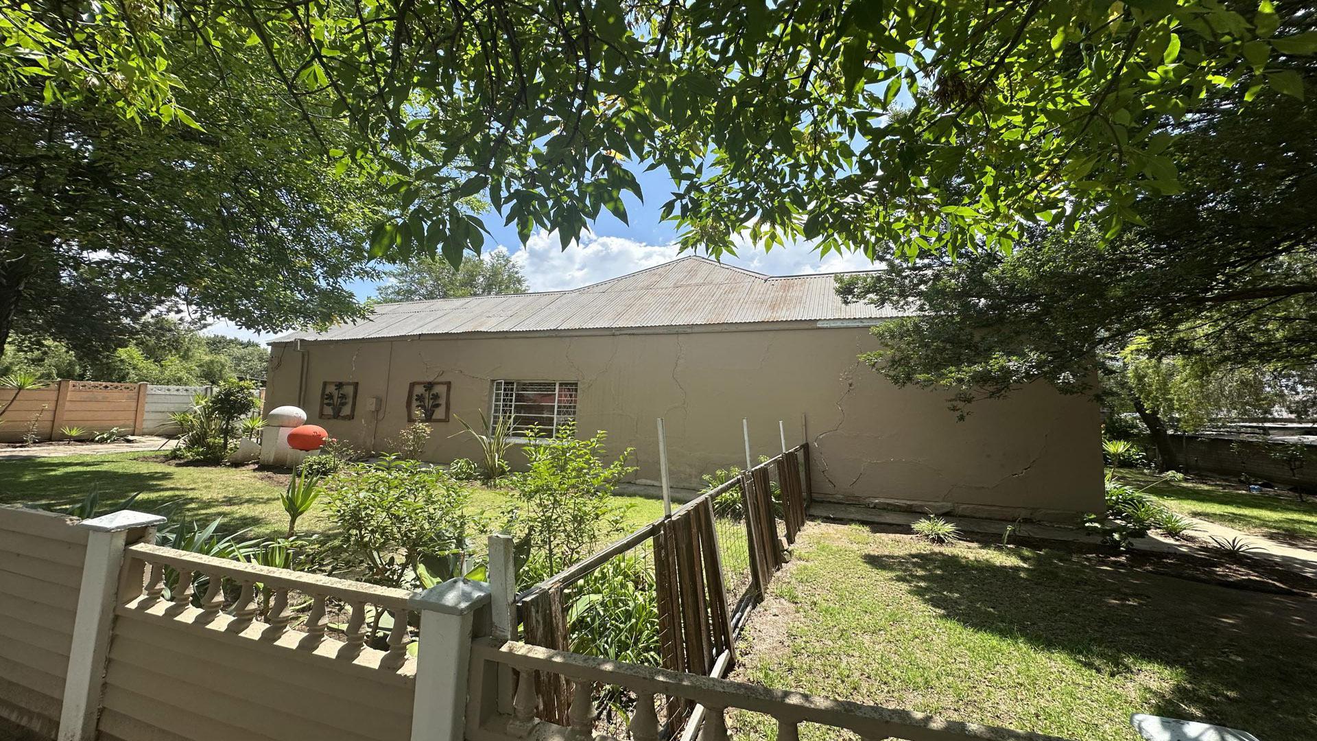 Front View of property in Reitz