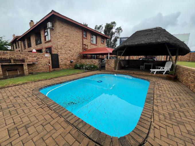 2 Bedroom Apartment for Sale For Sale in Bedfordview - MR694731