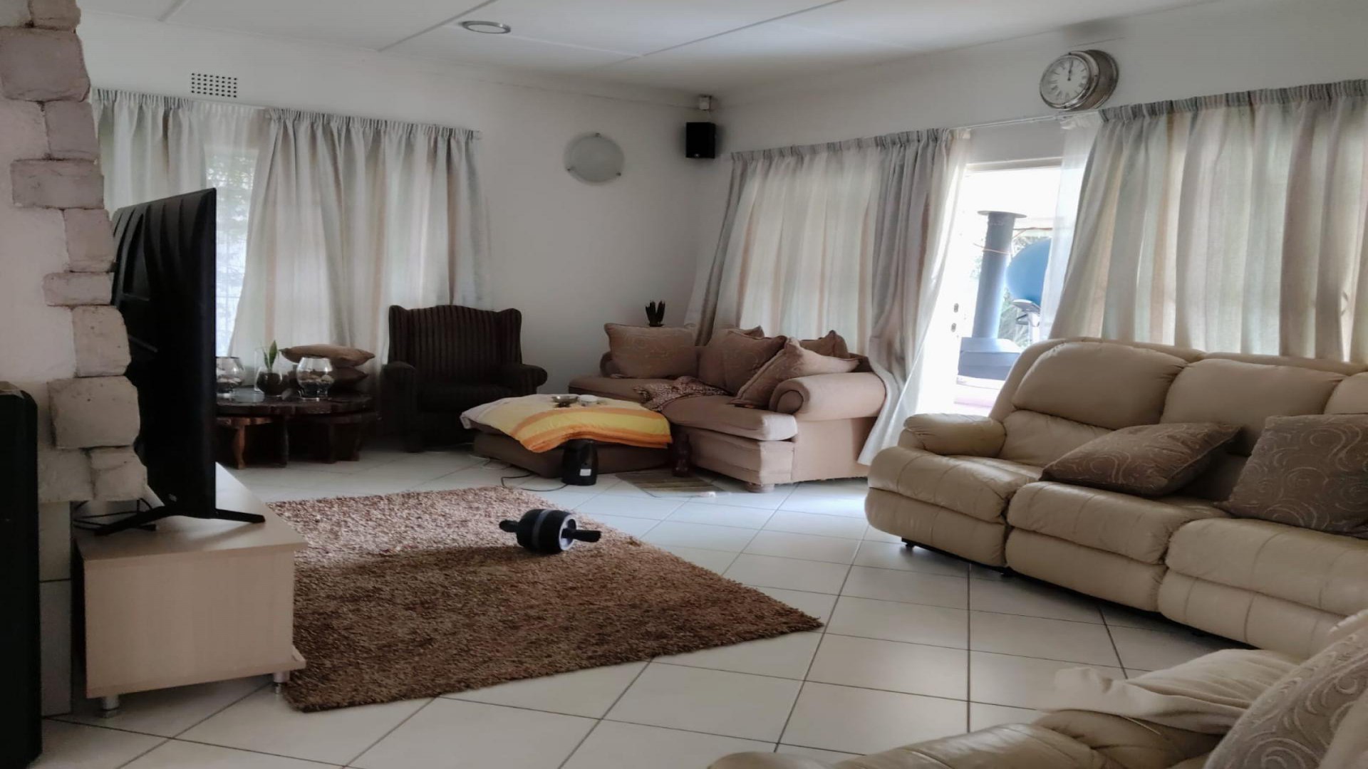 Lounges of property in Ontdekkerspark