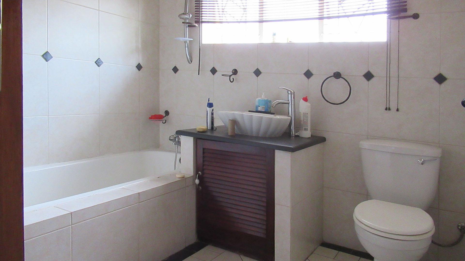 Bathroom 1 - 8 square meters of property in Ontdekkerspark