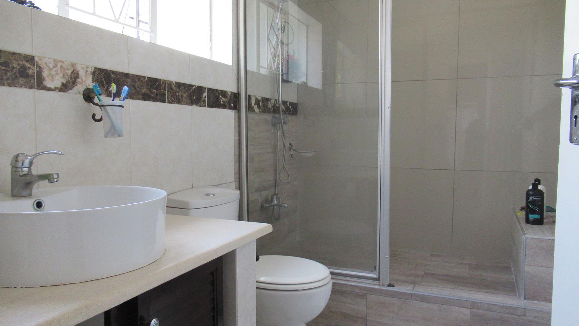 Main Bathroom - 6 square meters of property in Ontdekkerspark