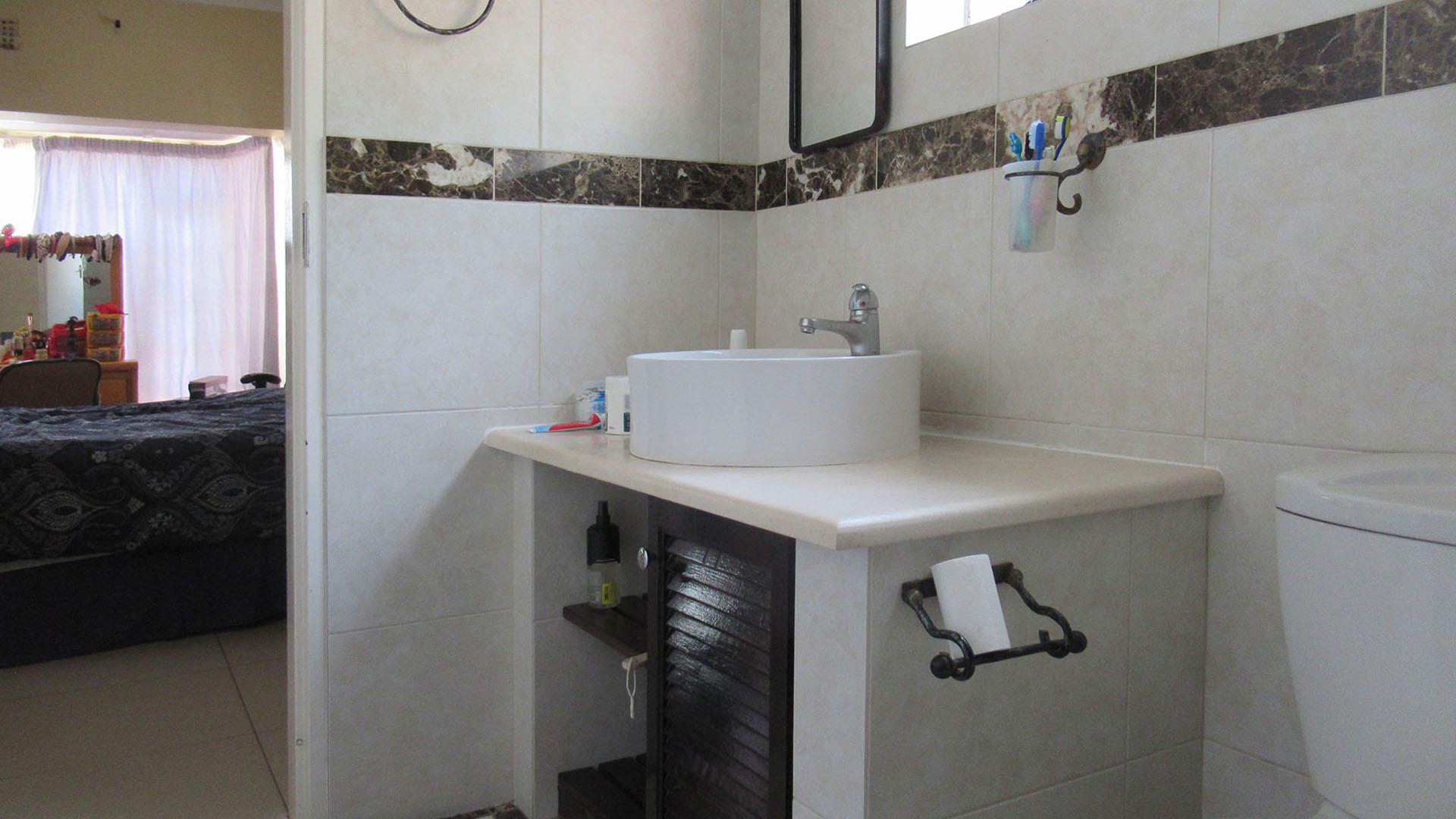 Main Bathroom - 6 square meters of property in Ontdekkerspark