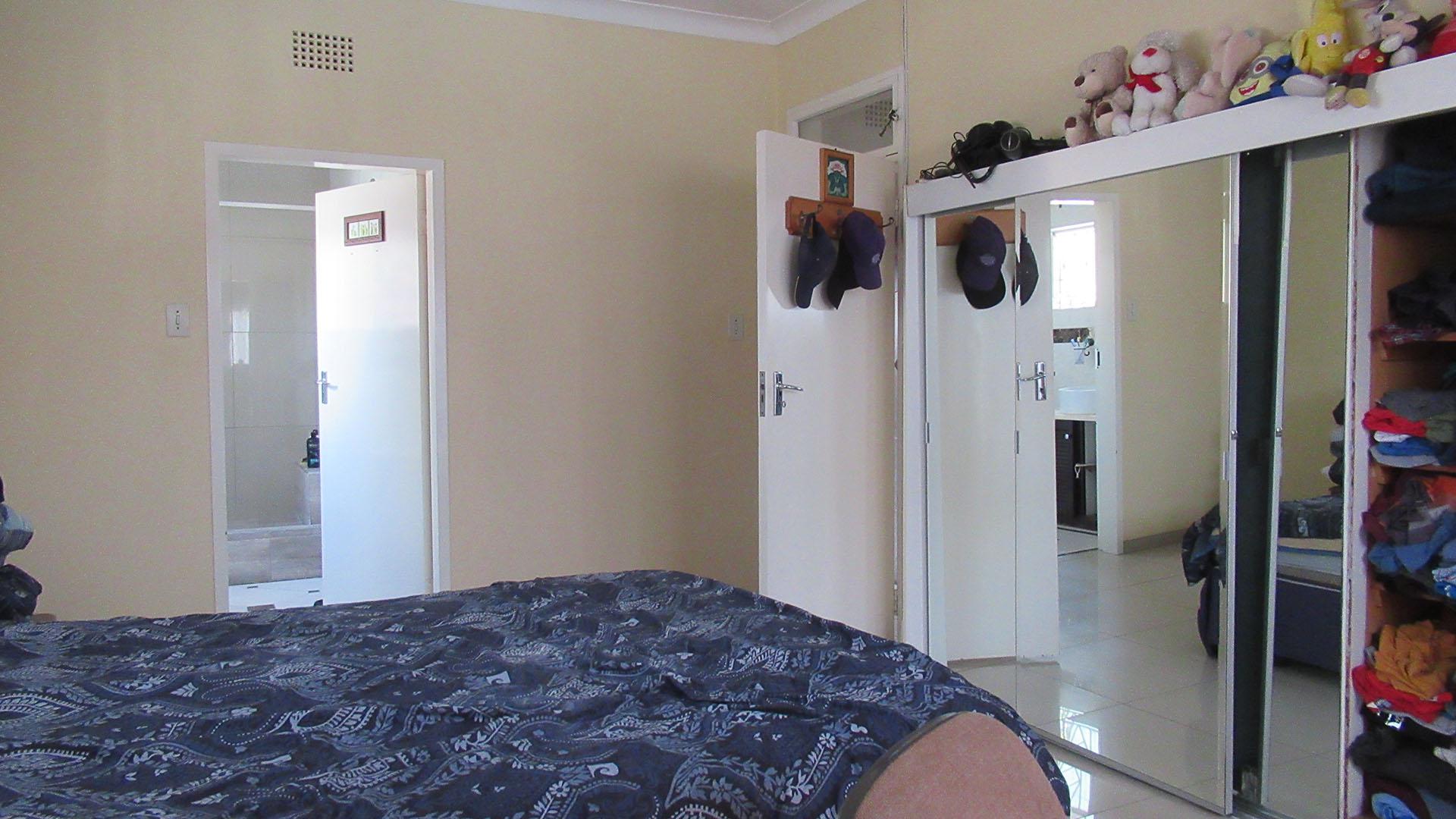 Main Bedroom - 18 square meters of property in Ontdekkerspark