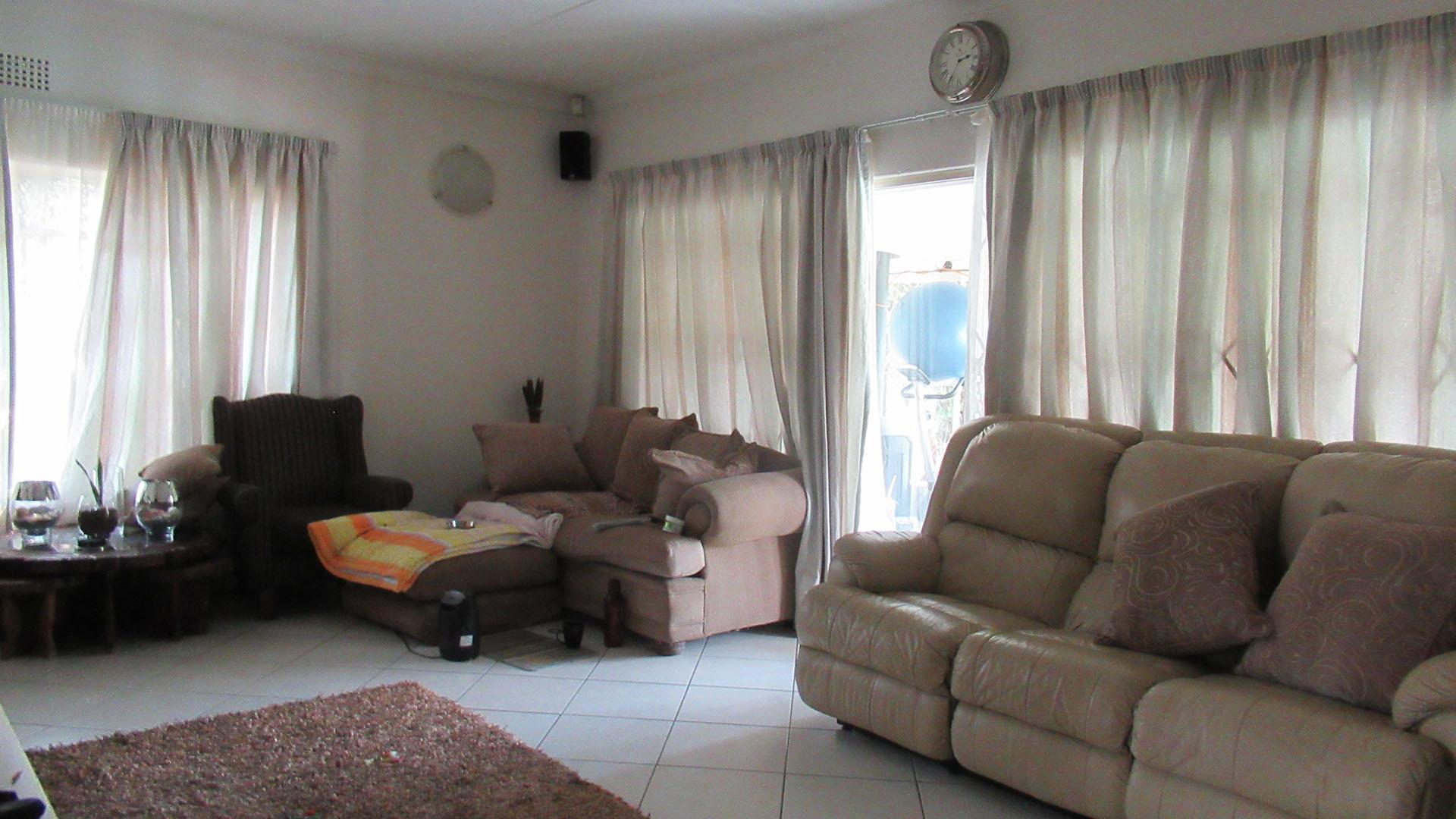 Lounges - 31 square meters of property in Ontdekkerspark
