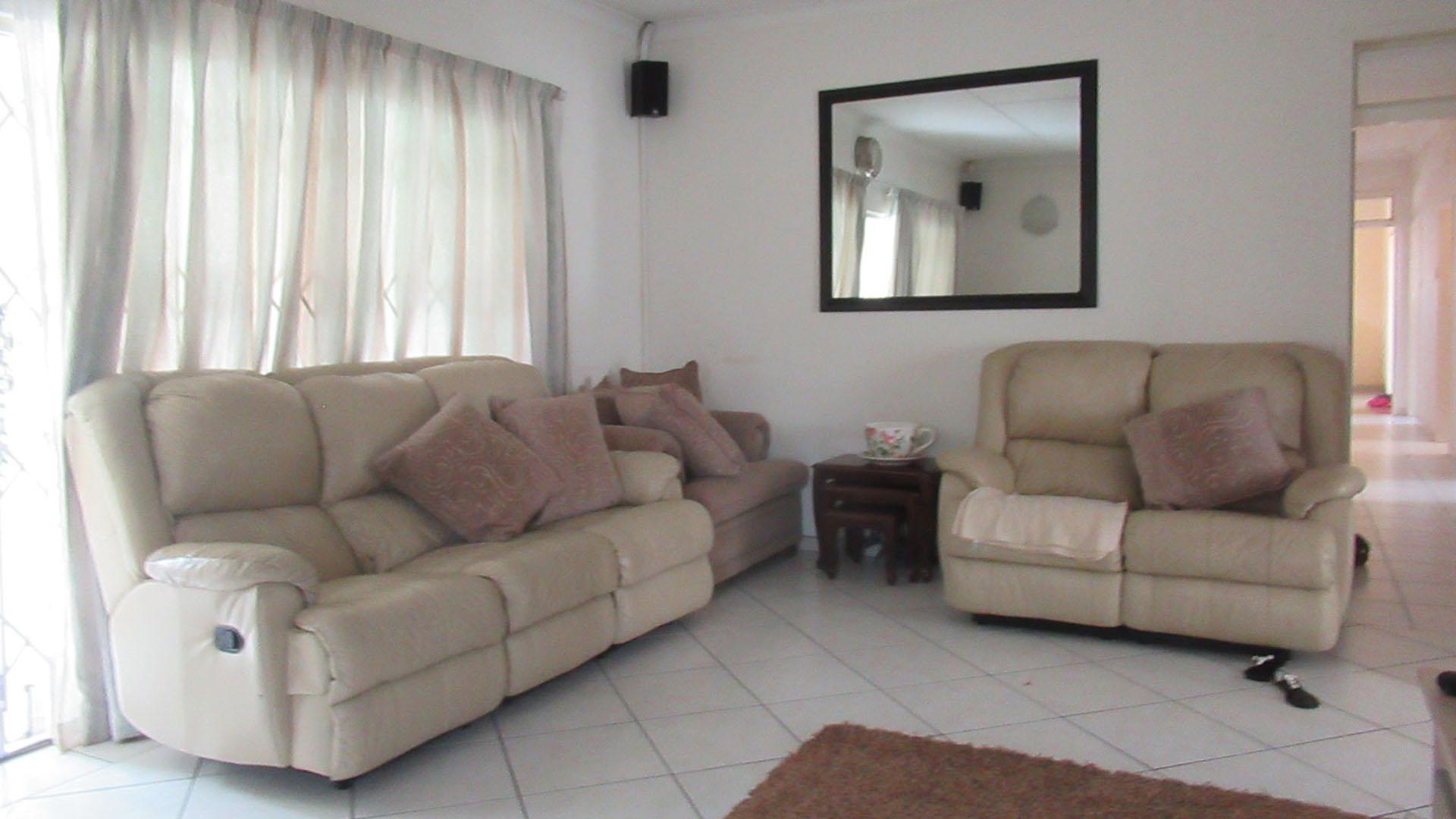 Lounges - 31 square meters of property in Ontdekkerspark