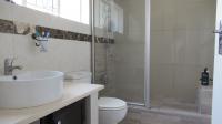 Main Bathroom - 6 square meters of property in Ontdekkerspark