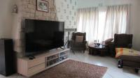 Lounges - 31 square meters of property in Ontdekkerspark