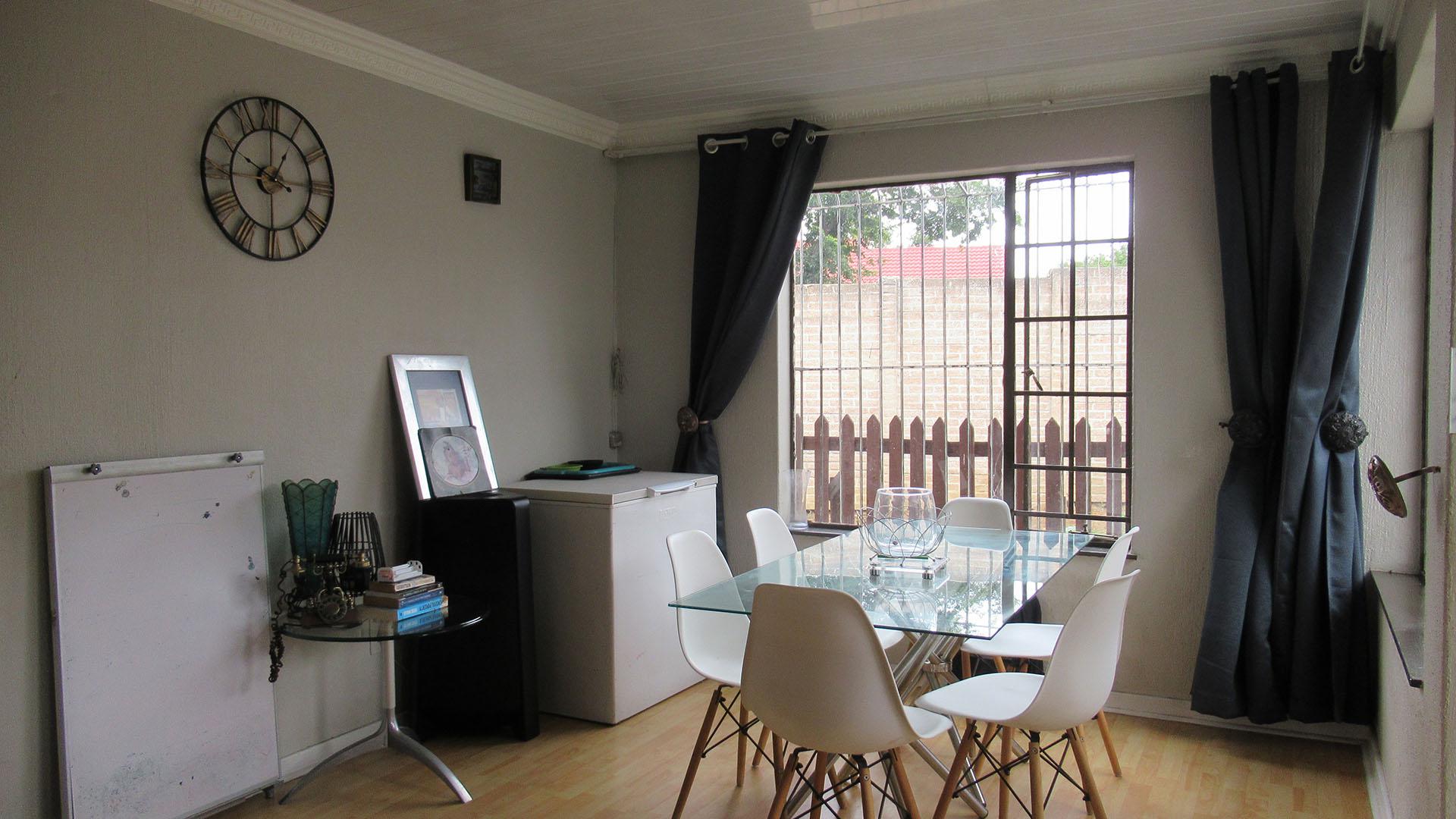 Dining Room - 10 square meters of property in Elandspark