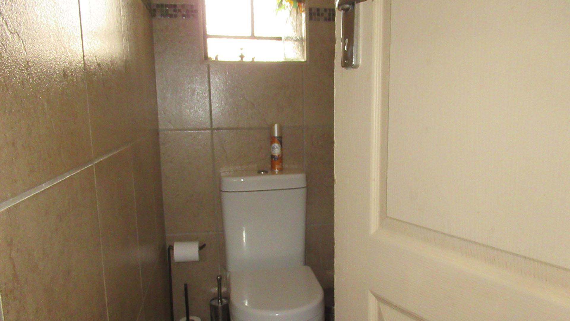 Bathroom 1 - 6 square meters of property in Elandspark