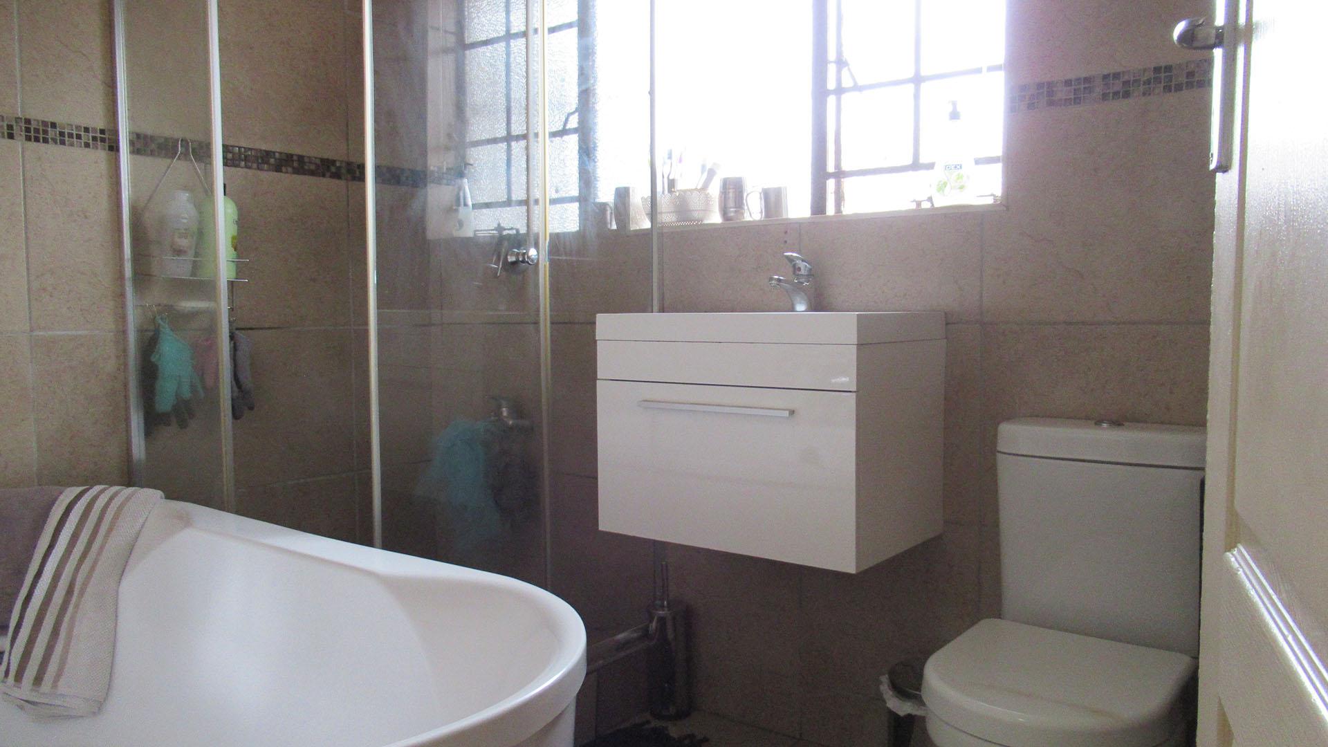 Bathroom 2 - 2 square meters of property in Elandspark