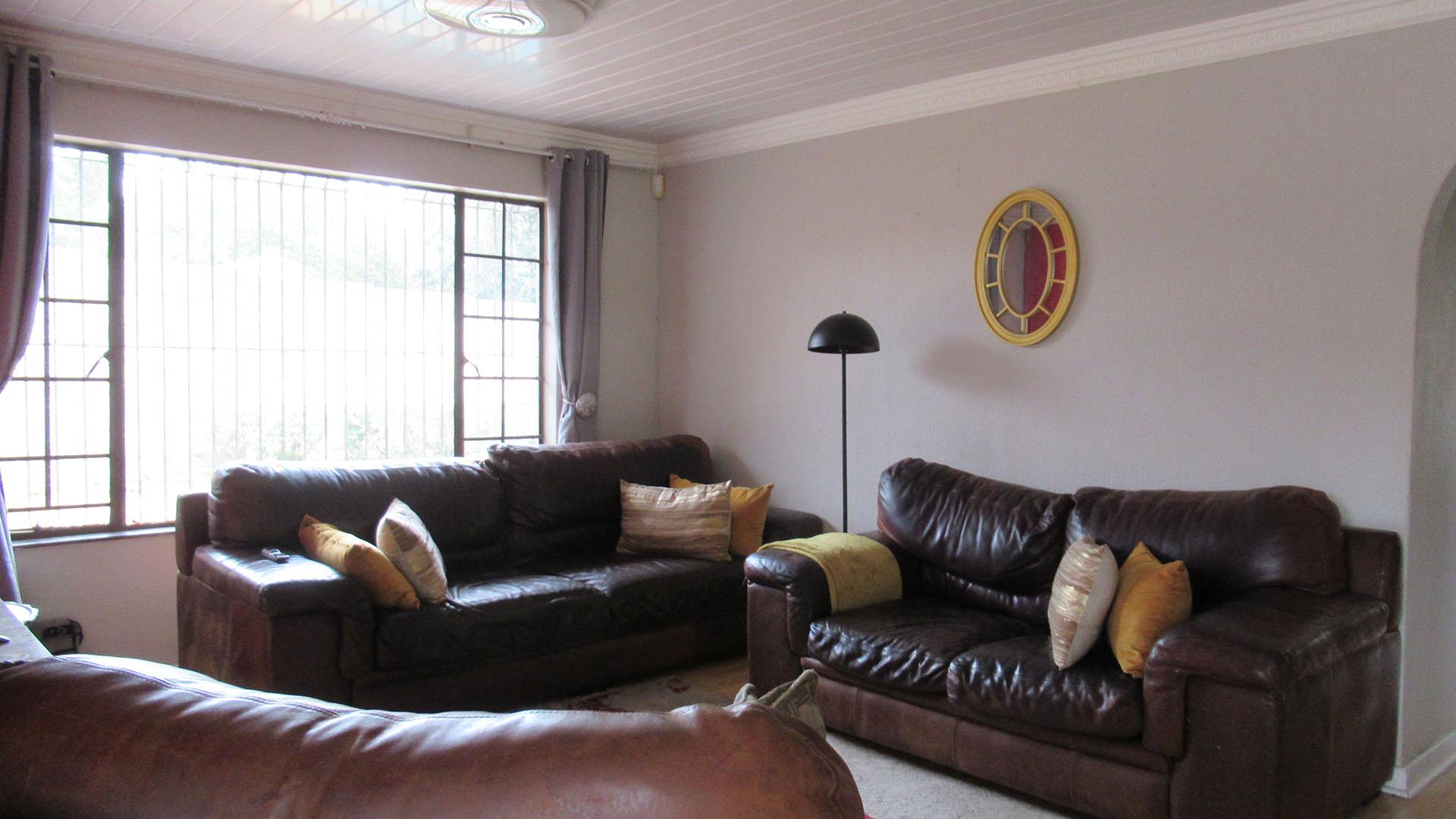 Lounges - 19 square meters of property in Elandspark