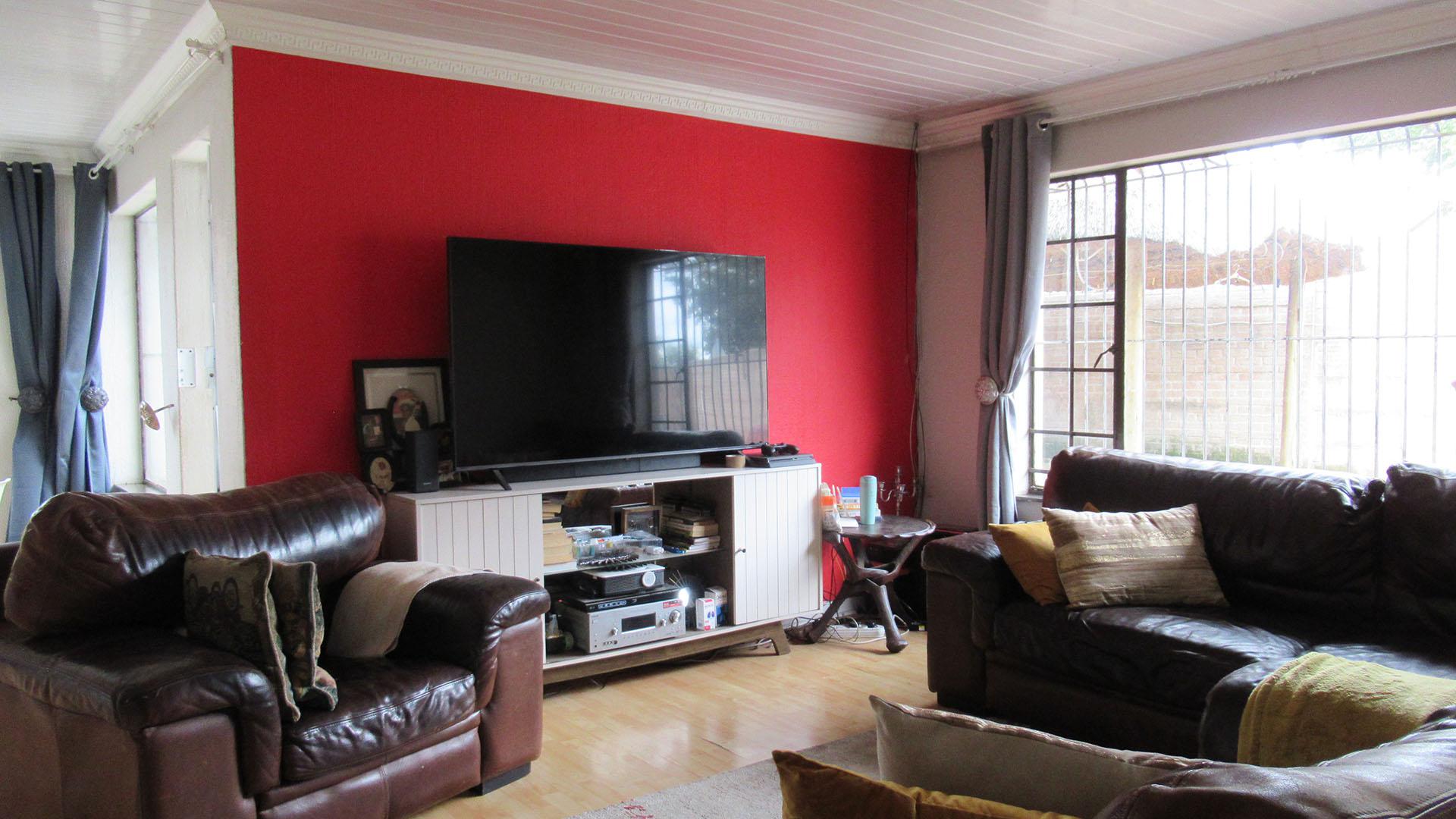 Lounges - 19 square meters of property in Elandspark