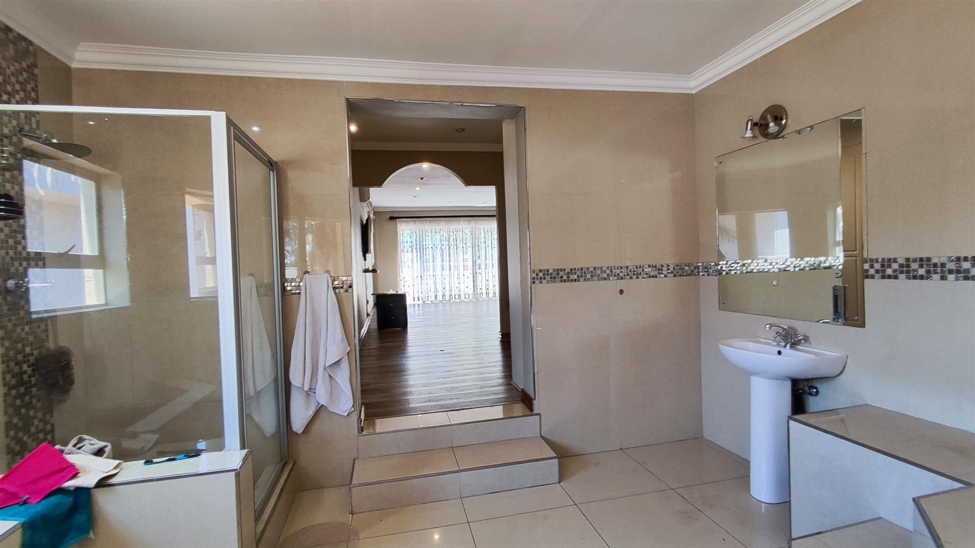 Main Bathroom - 21 square meters of property in Vanderbijlpark