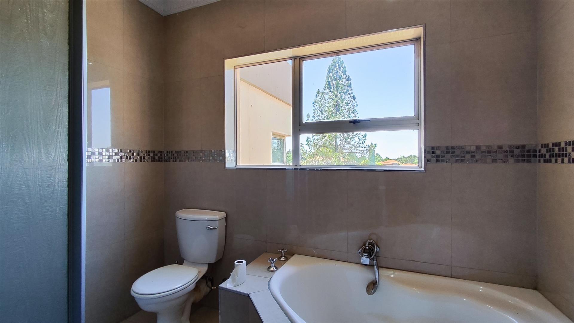 Bathroom 3+ - 12 square meters of property in Vanderbijlpark