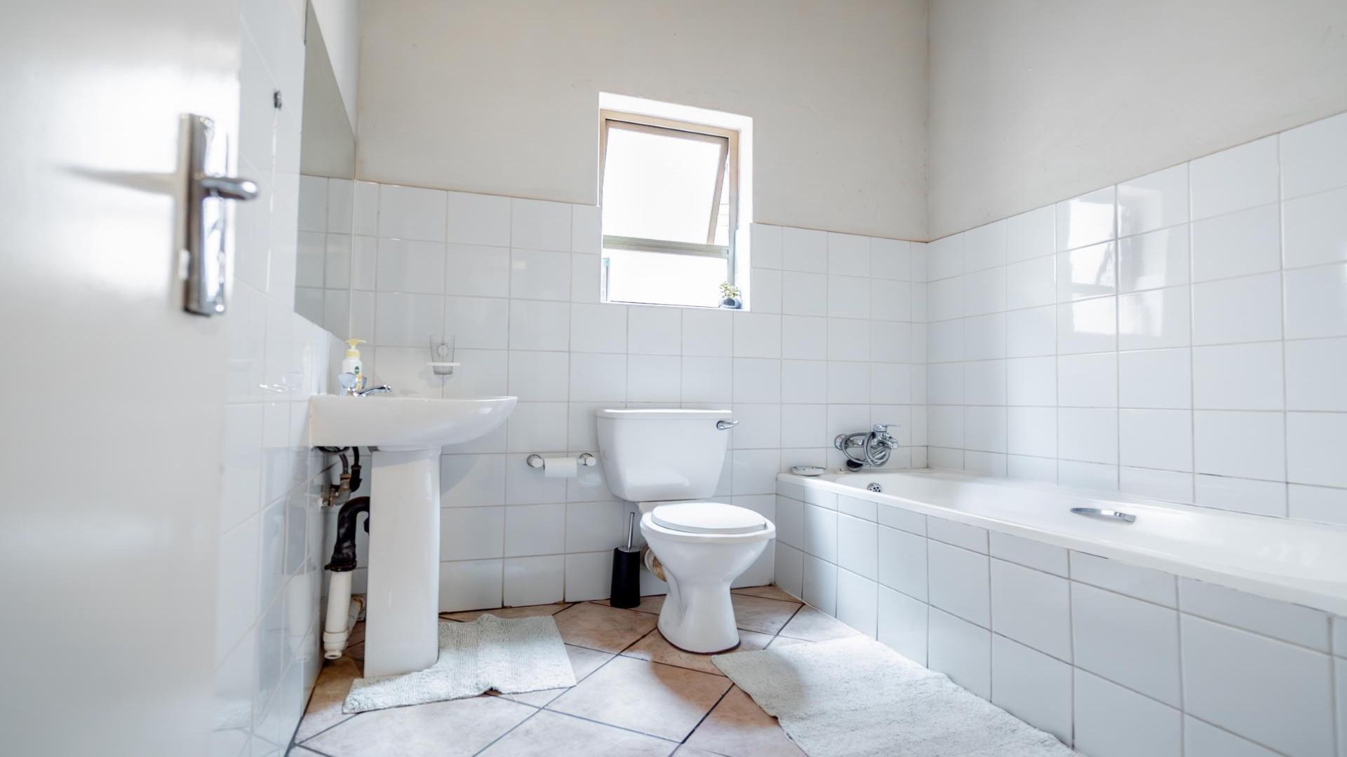 Bathroom 1 - 6 square meters of property in Noordhang