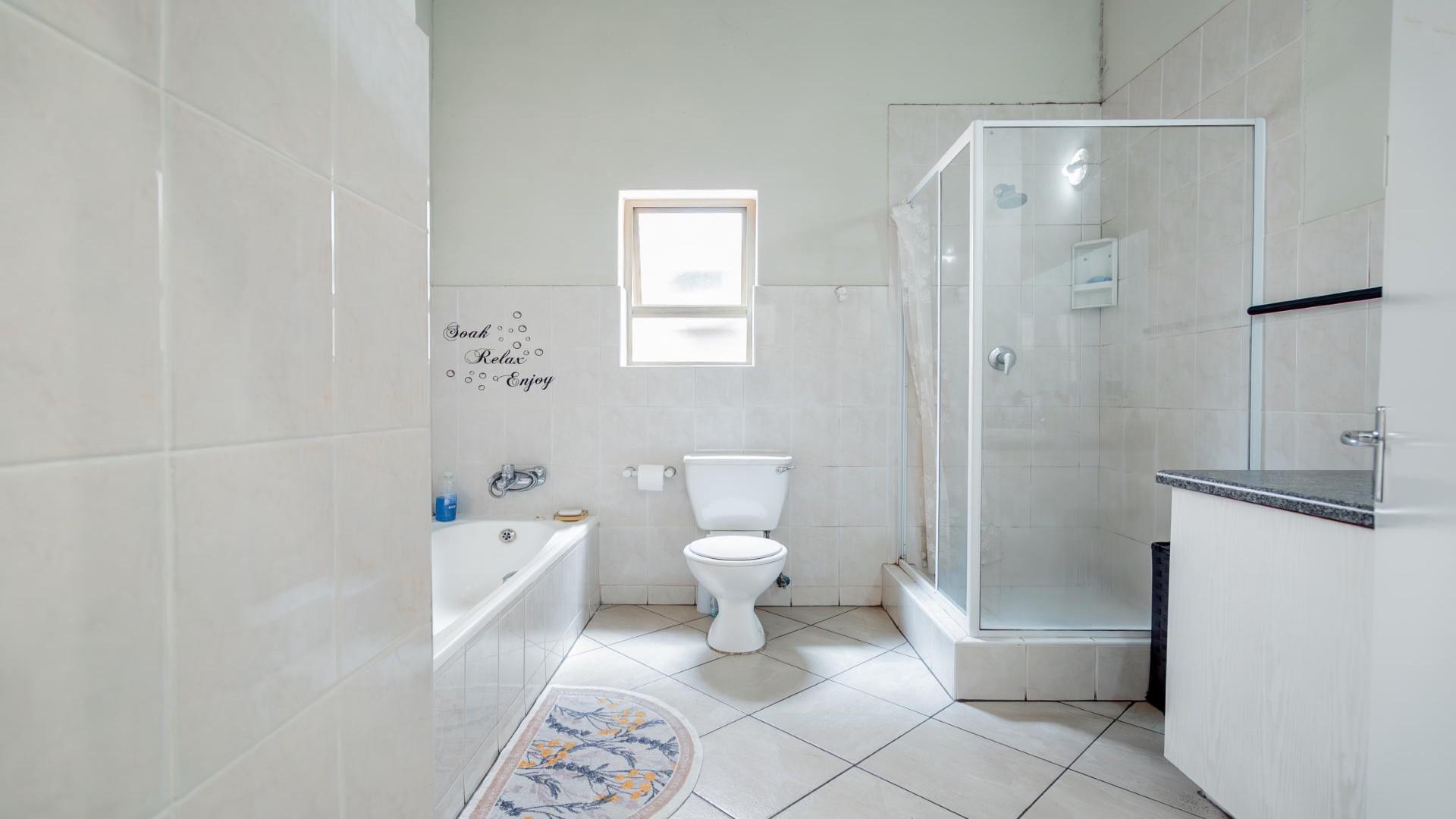 Main Bathroom - 8 square meters of property in Noordhang
