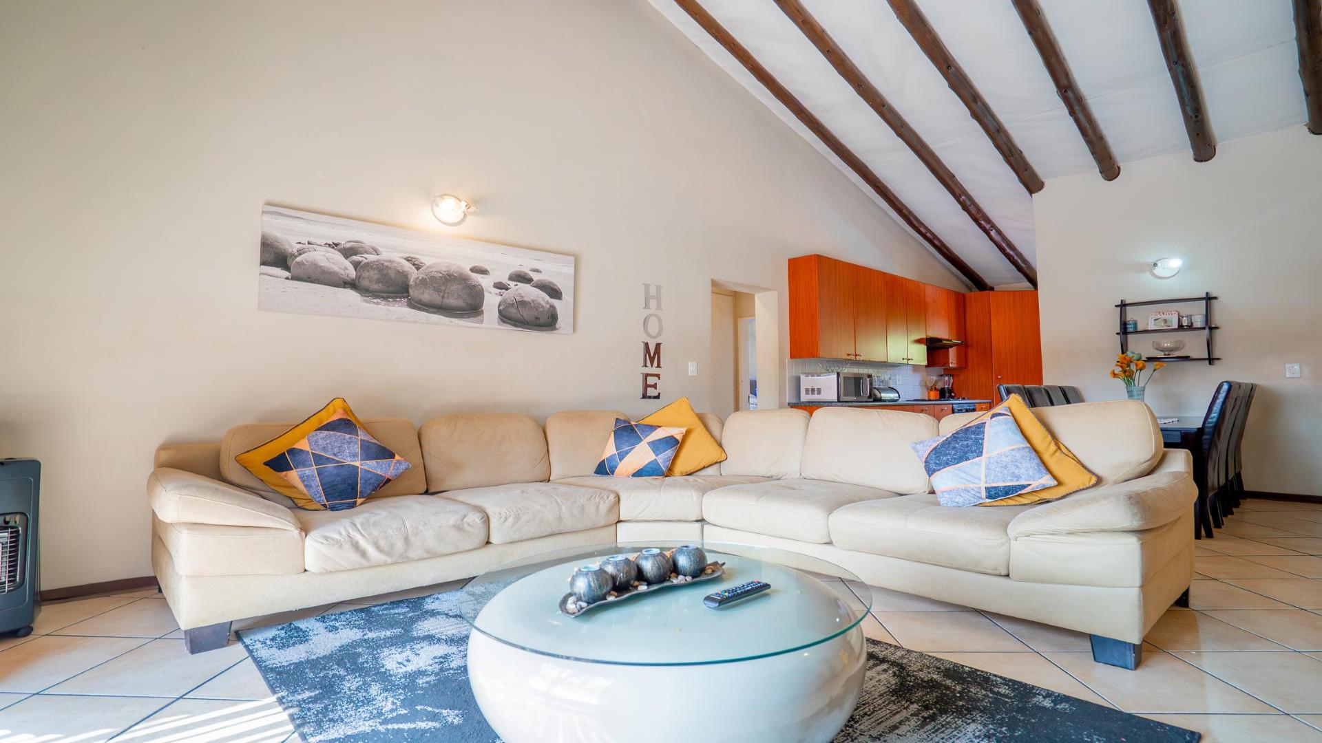 Lounges - 36 square meters of property in Noordhang