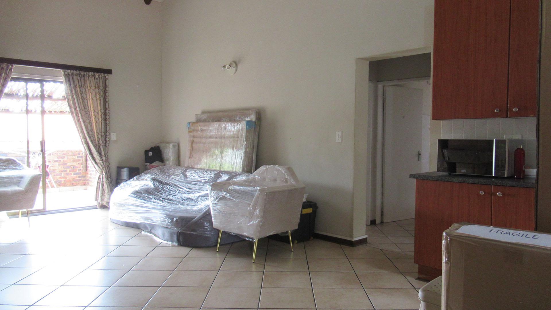 Lounges - 36 square meters of property in Noordhang