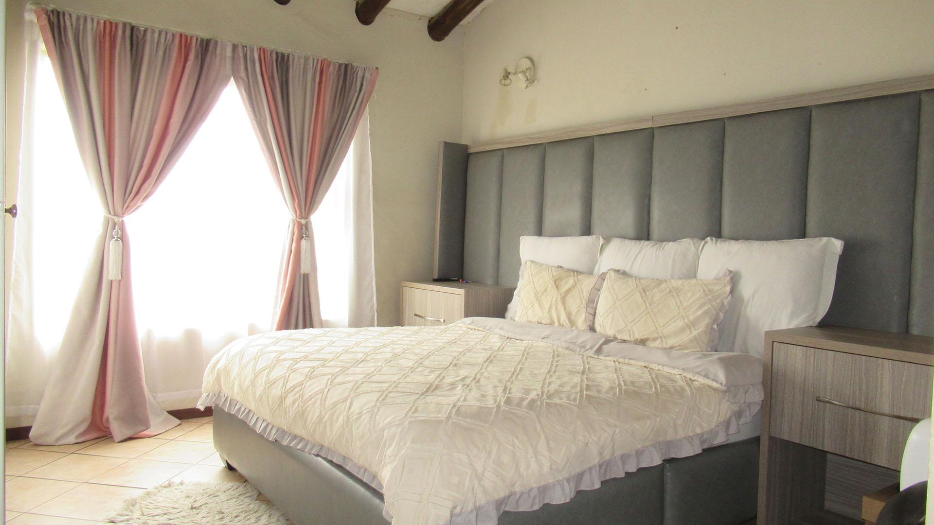 Main Bedroom - 20 square meters of property in Noordhang