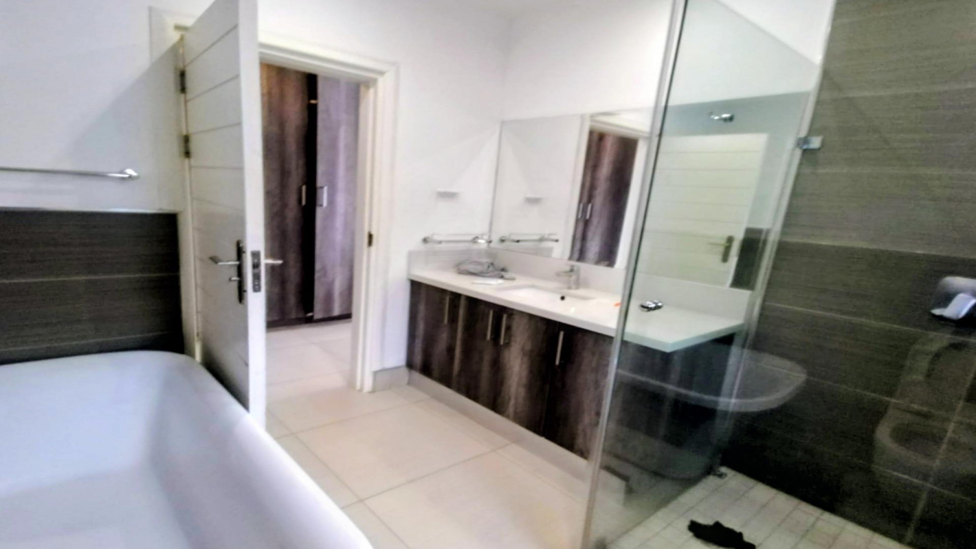Bathroom 1 of property in Hartebeesfontein