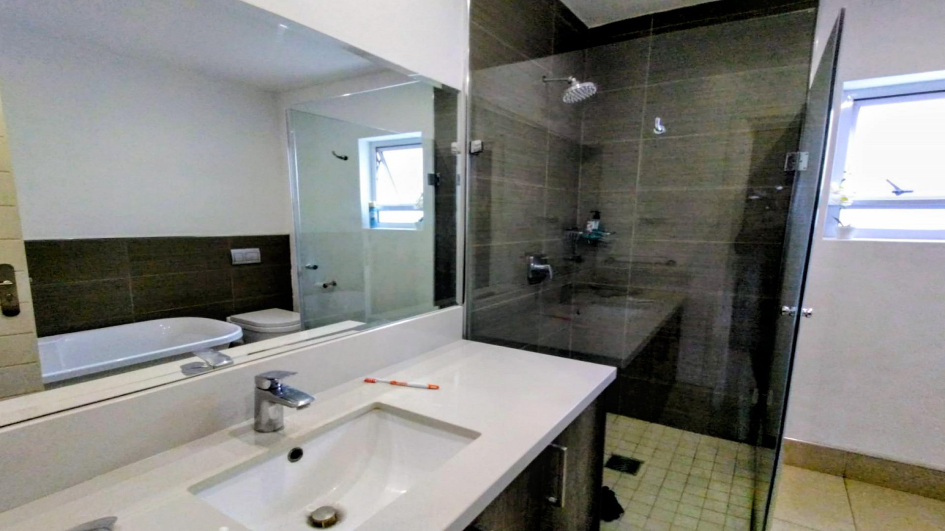 Bathroom 1 of property in Hartebeesfontein