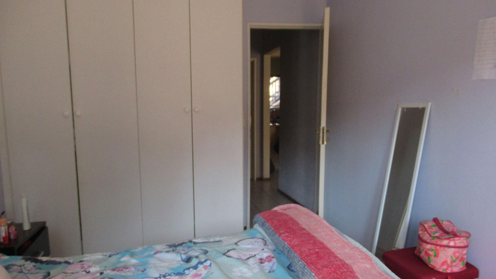 Bed Room 1 - 15 square meters of property in Pine Slopes A.H.