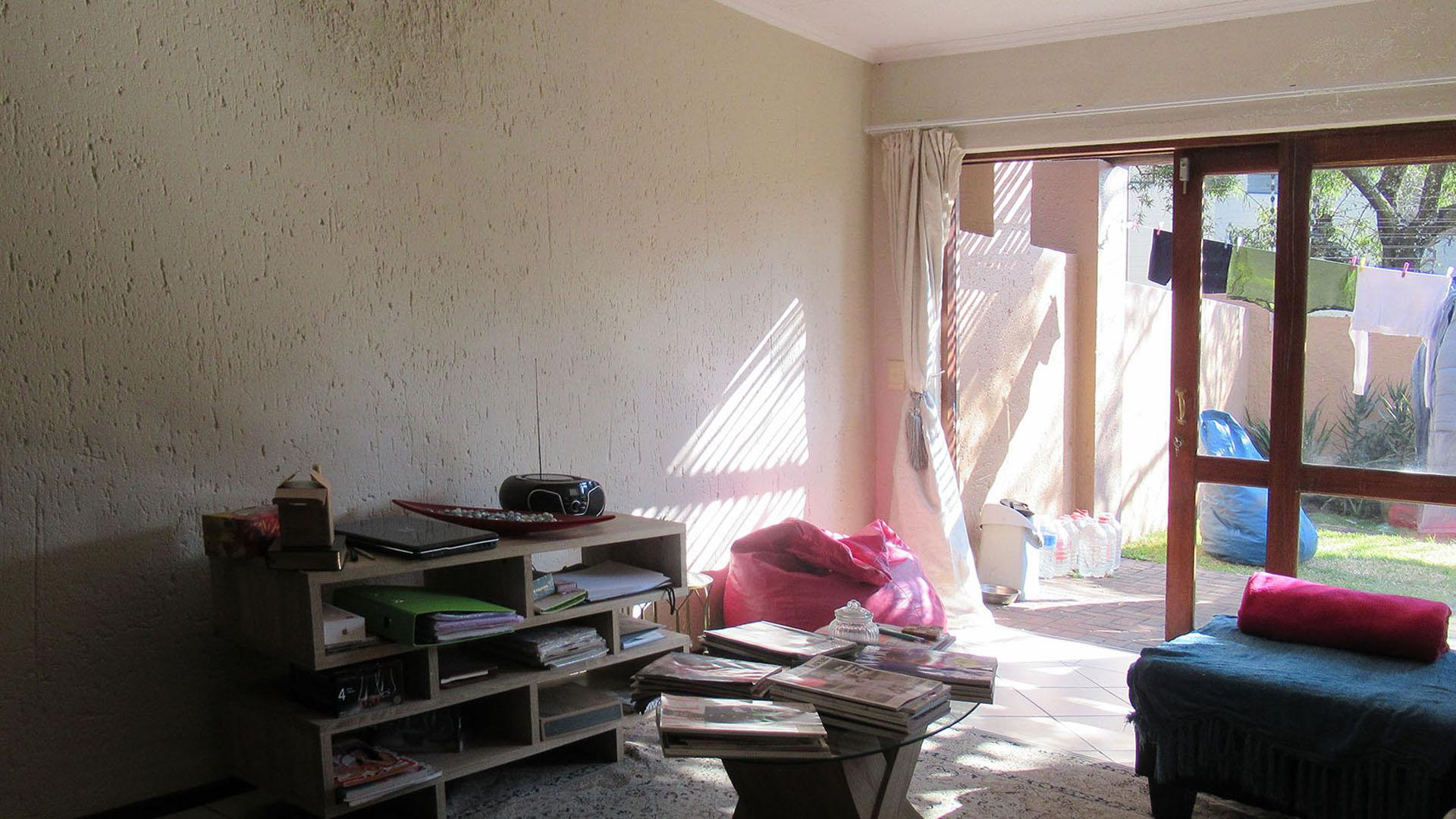 Lounges - 30 square meters of property in Pine Slopes A.H.