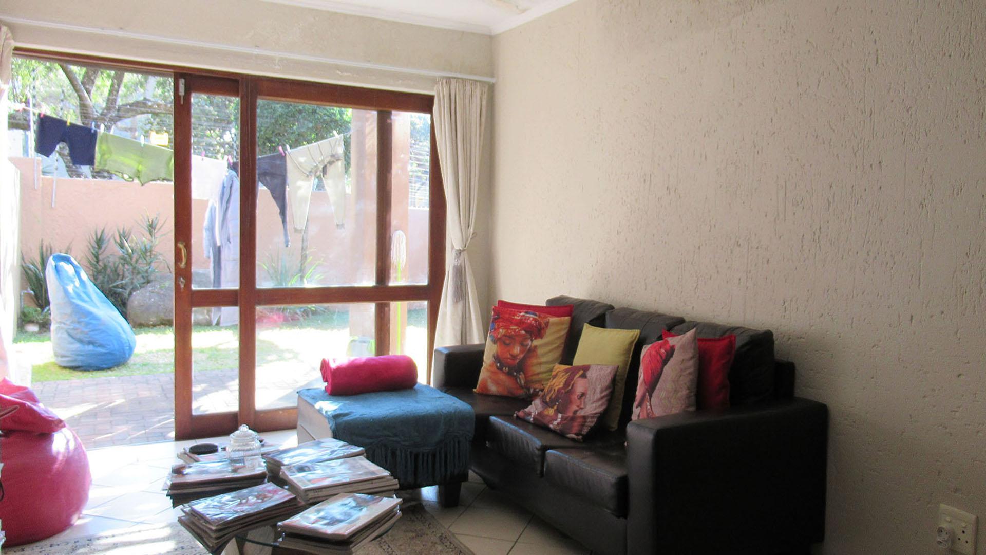 Lounges - 30 square meters of property in Pine Slopes A.H.