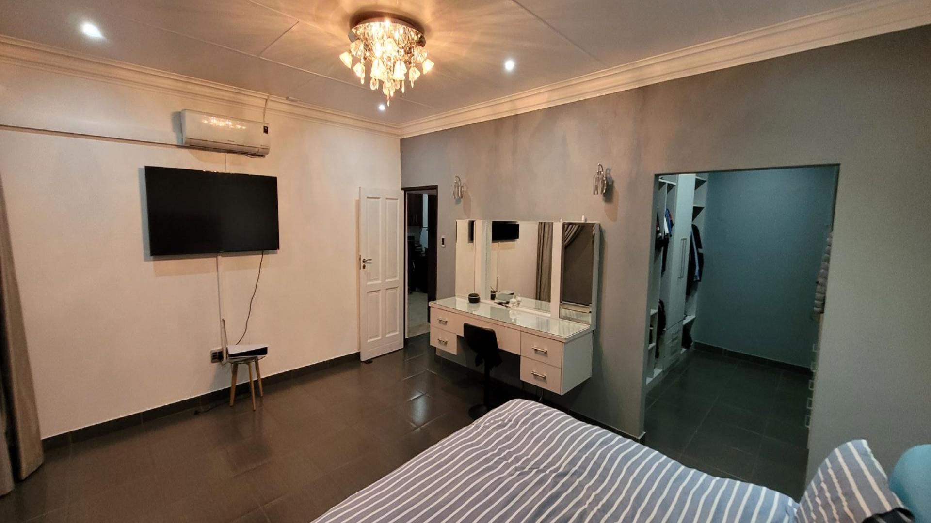 Main Bedroom - 34 square meters of property in Rynfield