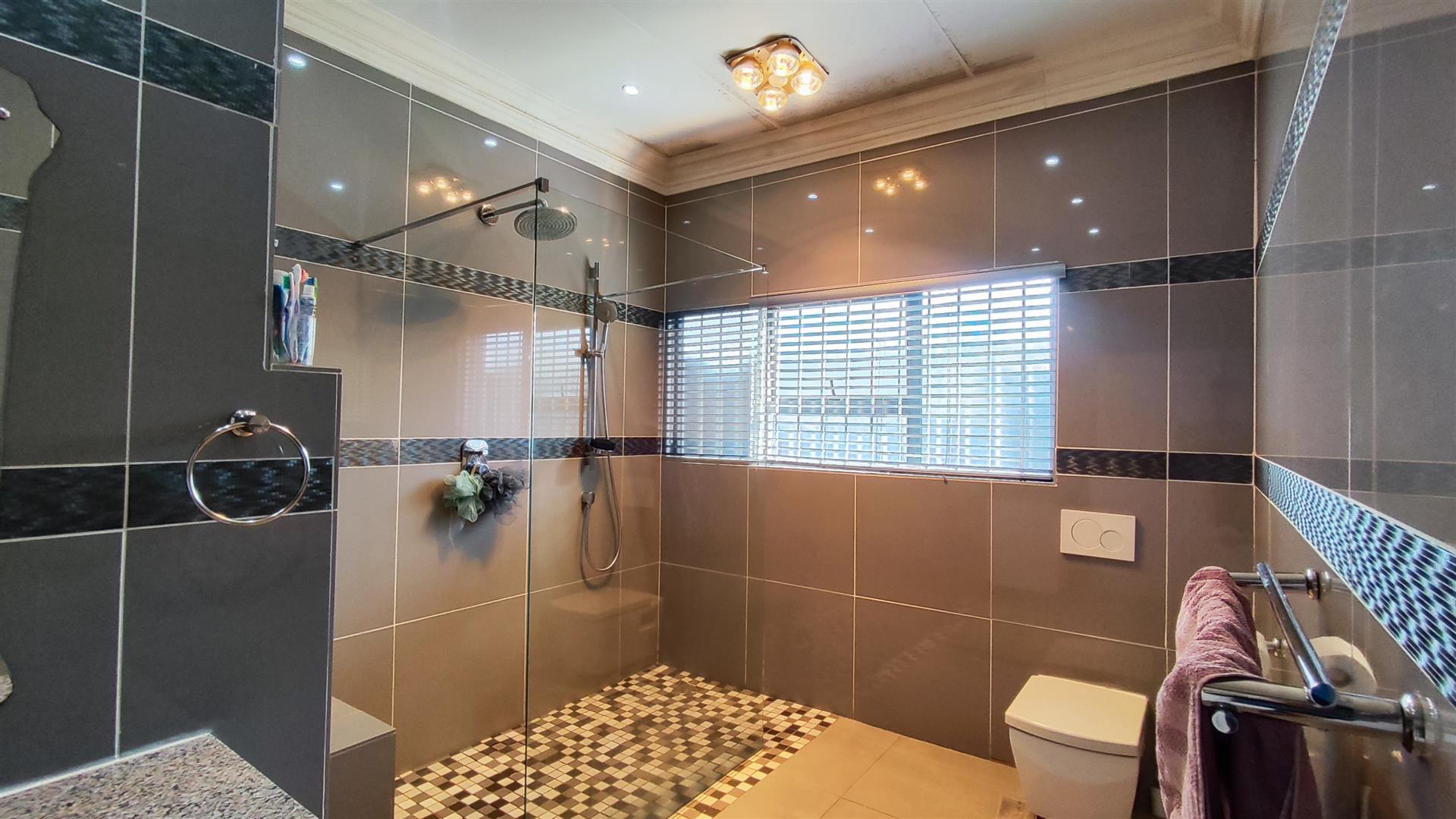 Main Bathroom - 12 square meters of property in Rynfield