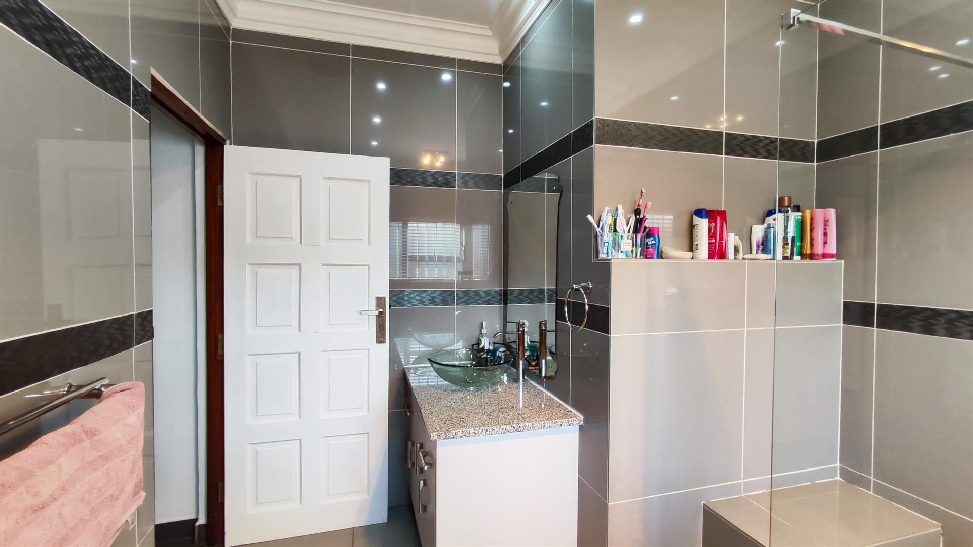 Main Bathroom - 12 square meters of property in Rynfield