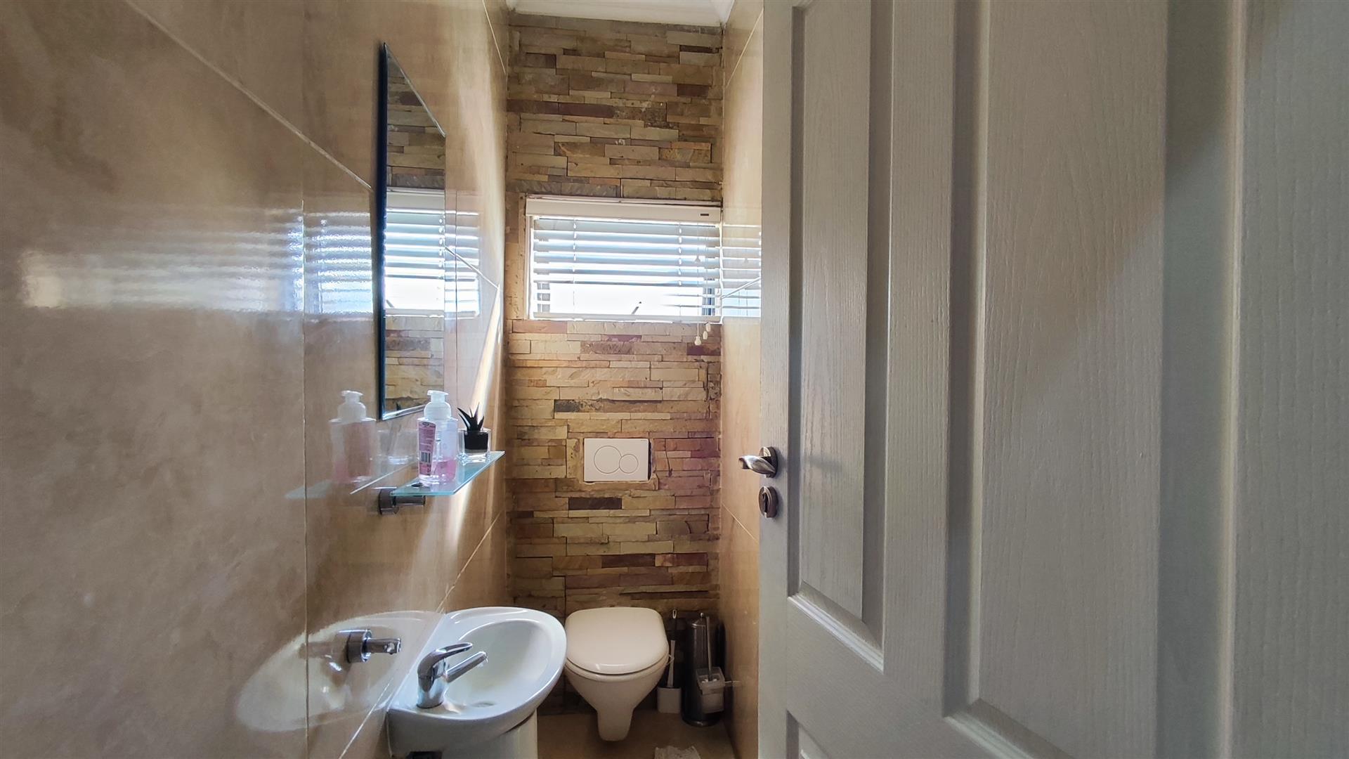 Guest Toilet - 3 square meters of property in Rynfield