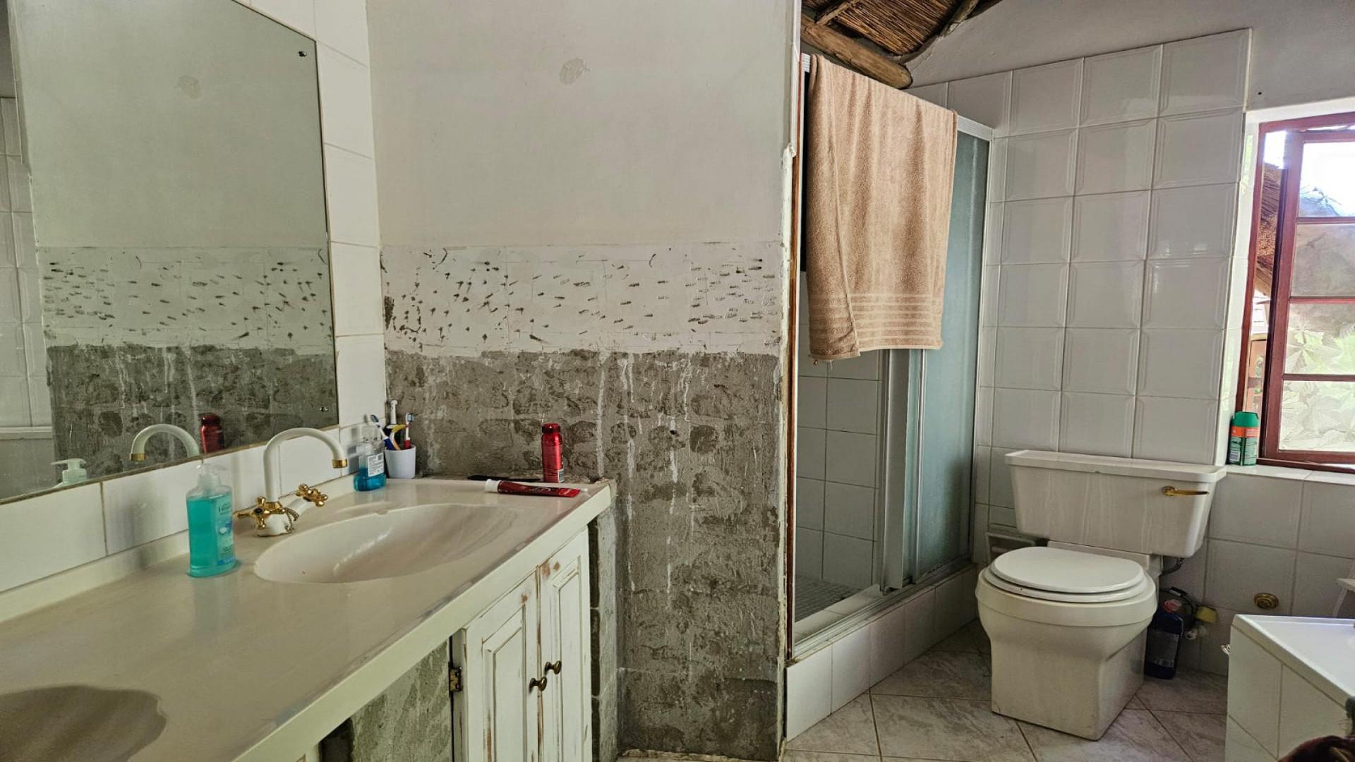 Bathroom 2 of property in Geelhoutpark