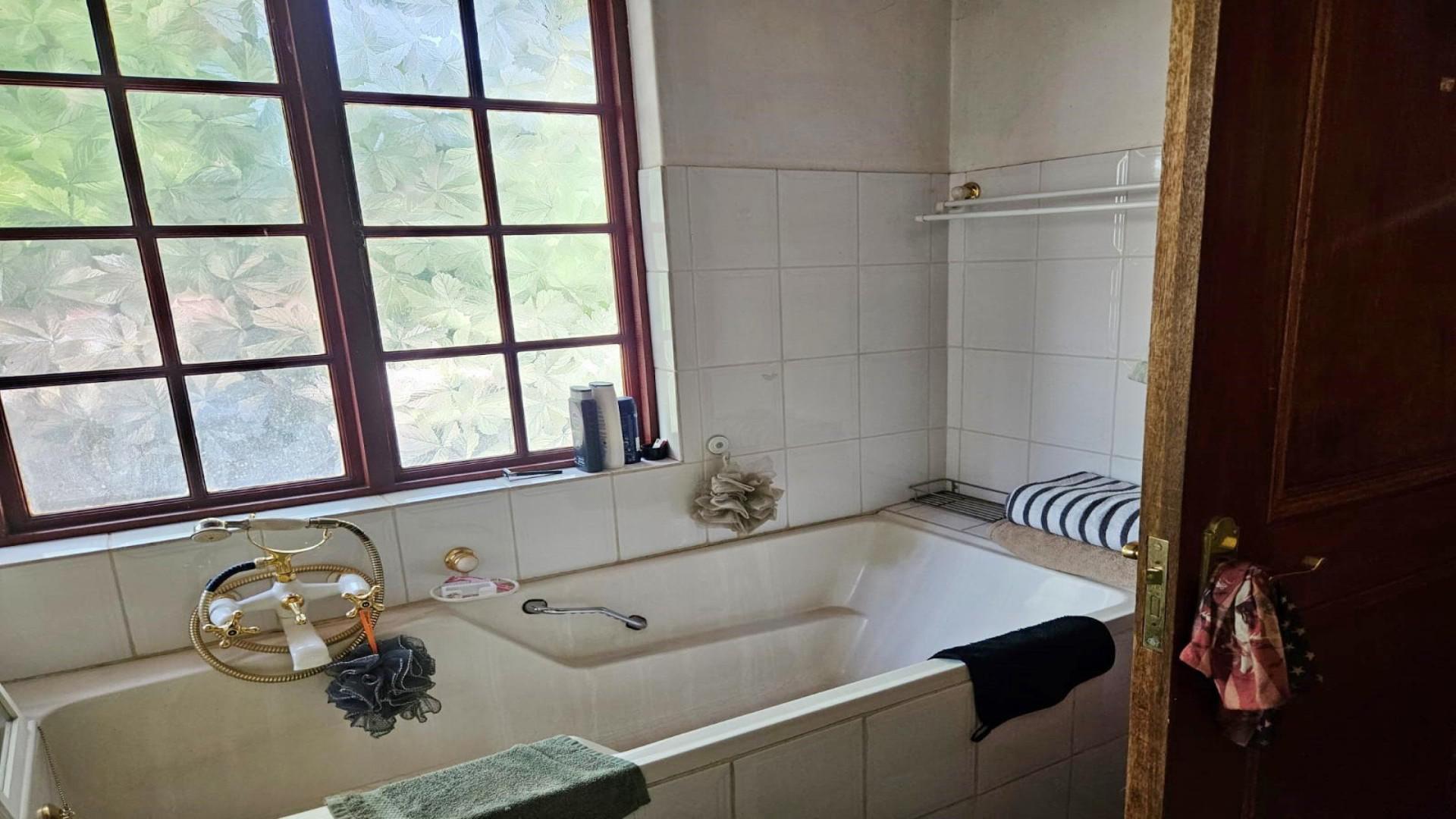 Bathroom 3+ of property in Geelhoutpark