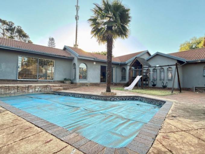 4 Bedroom House for Sale For Sale in Glenvista - MR694870