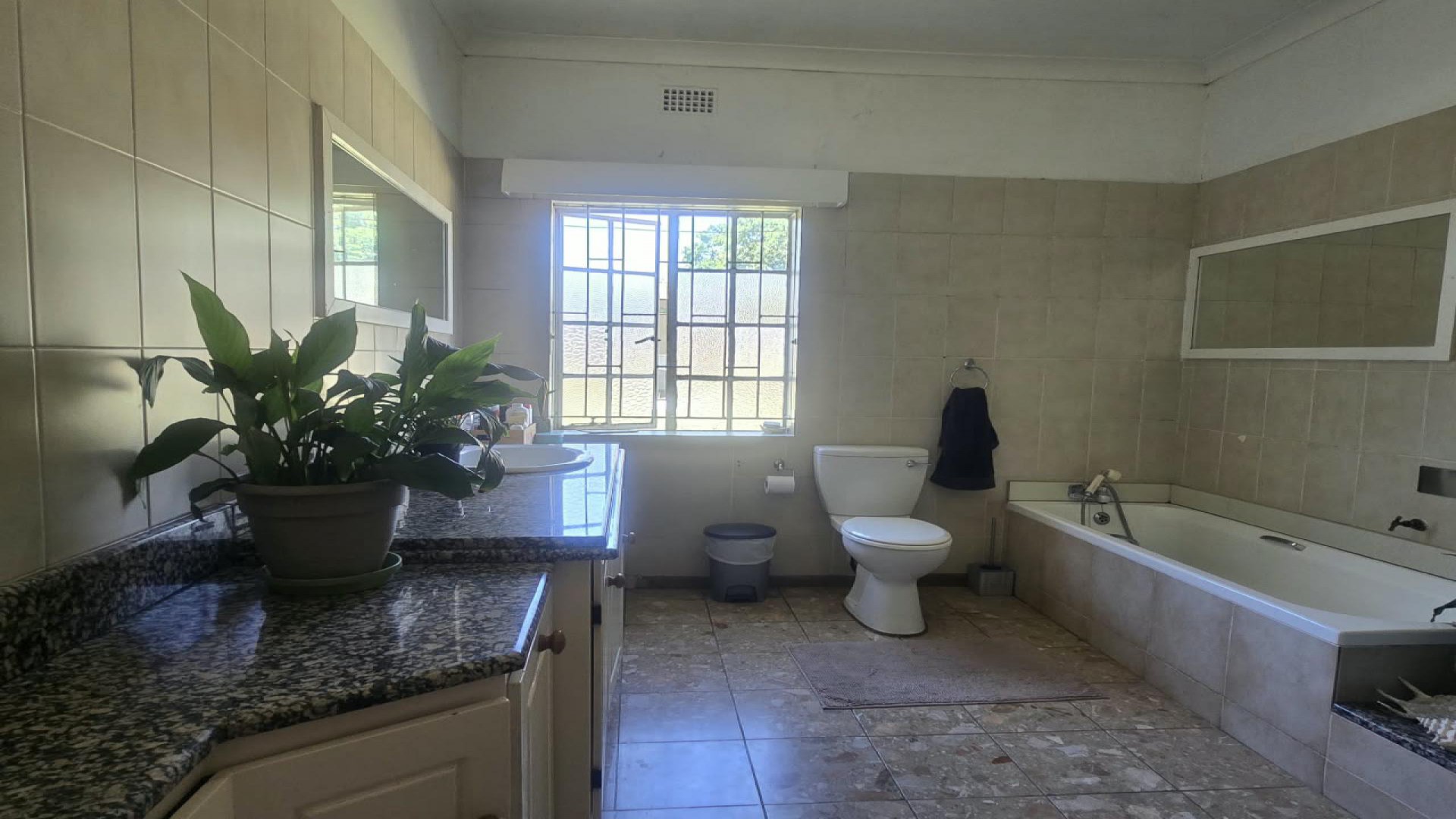 Bathroom 1 of property in Blignautsrus AH
