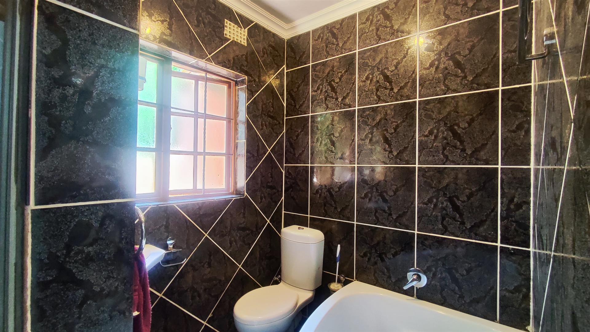 Bathroom 1 - 6 square meters of property in Meyerton