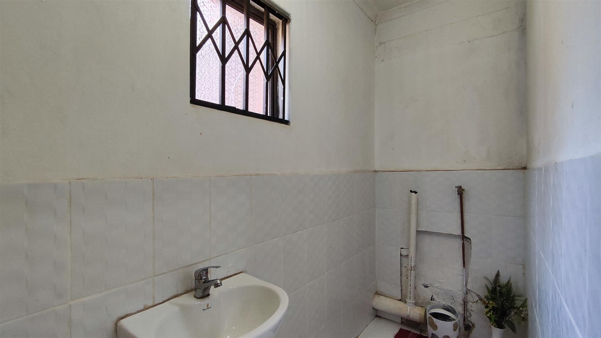 Guest Toilet - 4 square meters of property in Meyerton